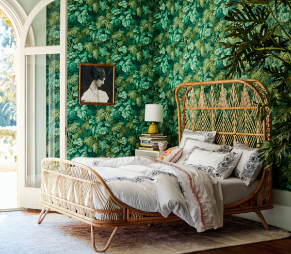 Kamar dengan nuansa tropis, tanaman hijau, dan motif etnik